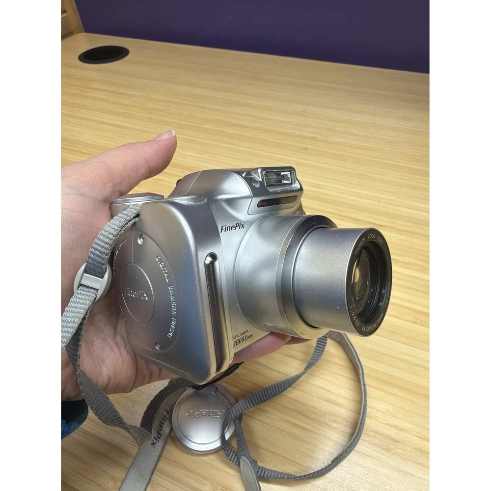 Fujifilm FinePix 2800 Zoom 2MP Digital Camera 6x Optical Zoom Tested Silver